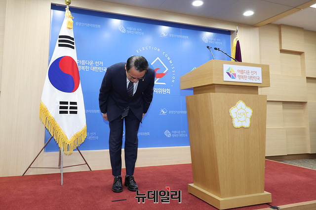 ▲ 허철훈 전 중앙선거관리위원회 사무총장이 지난 3일 경기 과천시 중앙선거관리위원회에서 제9회 전국동시지방선거 투표지 부족 사태와 관련해 대국민 사과를 하며 고개를 숙인 모습. ⓒ이종현 기자