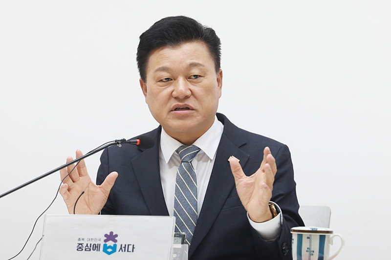 ▲ 신용한 충북지사 당선인아 11일 도청 브리핑룸에서 기자간담회를 열고 민선 9기 도정 운영 방향을 제시하고 있다. ⓒ충북도
