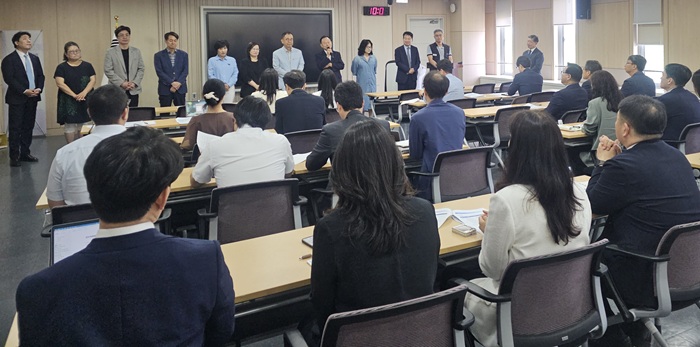 ▲ 이병도 충남교육감 당선인의 인수위원회인 ‘충남교육 미래동행 준비위원회’가 11일 충남교육청 교육과정평가정보원 대회의실에서 첫 공식 회의를 열고 본격적인 활동에 들어갔다.ⓒ충남교육청