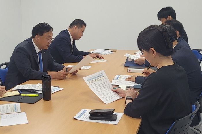 ▲ 조상호 세종시장 당선인과 제5대 세종시장직 인수위원회 관계자들이 11일 오전 세종시 집현동 행복누림터 인수위원회 사무실에서 시청 예산담당관·소상공인과 관계자들과 지역화폐 '여민전'의 하반기 발행을 위한 추가경정예산 확보 방안을 논의하고 있다.ⓒ세종시장직 인수위