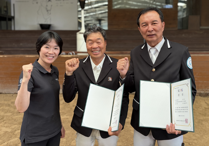 ▲ 제4회 대한장애인승마협회장배 전국장애인승마대회 겸 2026 국가대표 선발전에서 메달을 획득한 세종시장애인체육회 승마 선수단이 기념촬영을 하고 있다. 사진 왼쪽부터 양혜정 세종시장애인승마협회장, 은메달을 획득한 박정제 선수, 금메달을 획득한 이종하 선수.ⓒ@세종시장애인체육회