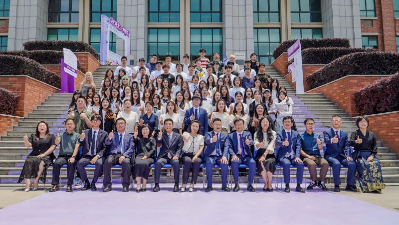 ▲ 백석대학교와 쟈싱난양직업기술학원이 공동 운영하는 시각전달디자인 전공 중외합작 교육과정의 두 번째 졸업식을 마치고 졸업생과 학교 관계자들이 기념 촬영을 하고 있다.ⓒ백석대