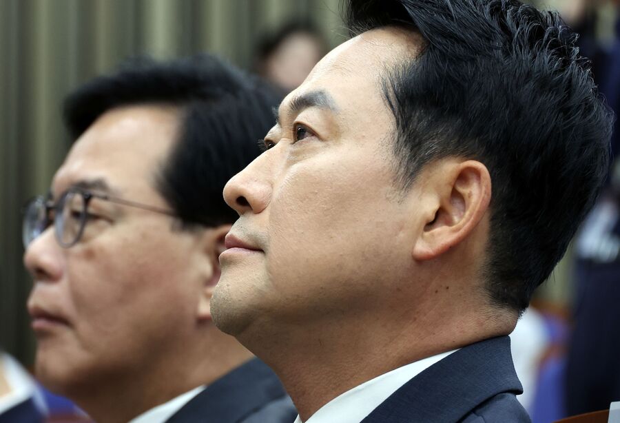 ▲ 국민의힘 장동혁 대표와 송언석 전 원내대표가 지난 10일 여의도 국회에서 열린 원내대표 선출 의원총회에서 김도읍, 정점식, 성일종 후보자의 합동토론을 지켜보며 생각에 잠겨 있는 모습. ⓒ뉴시스