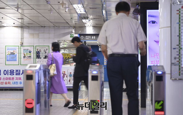 ▲ 지난 2023년 서울의 한 지하철역에서 한 시민이 개찰구를 통과하고 있다. ⓒ뉴데일리DB