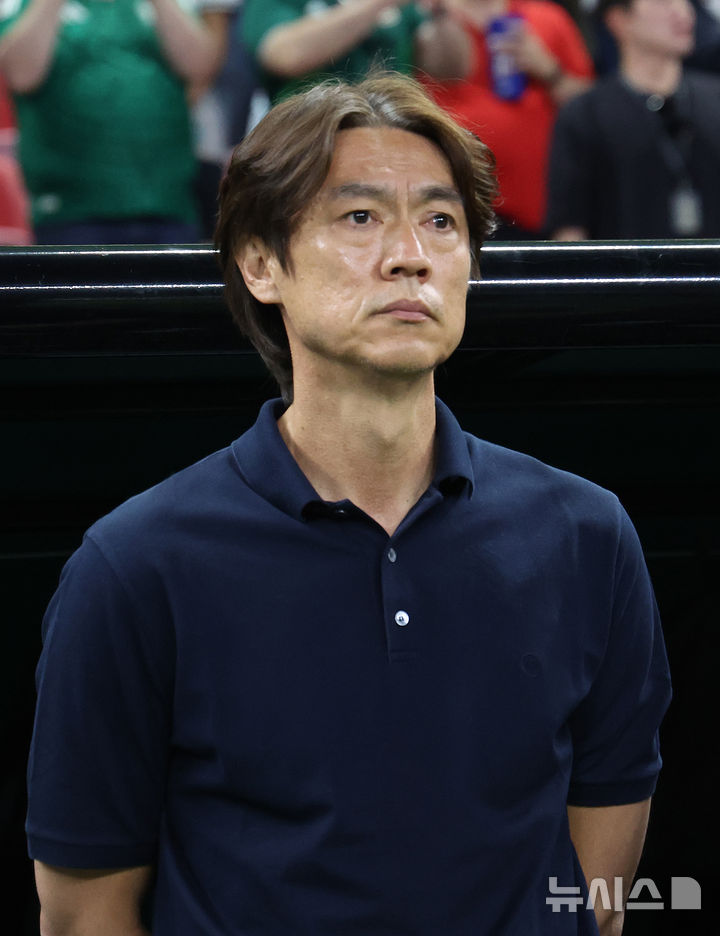 ▲ 11일(현지 시간) 멕시코 과달라하라 스타디움에서 열린 2026 북중미 월드컵 조별리그 A조 1차전 대한민국과 체코의 경기, 홍명보 축구대표팀 감독이 그라운드를 바라보고 있다. ⓒ뉴시스
