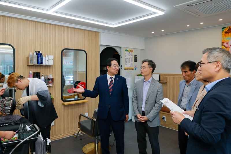 ▲ 황규철 옥천군수(왼쪽)과 이복원 충북도 경제부지사가 12일 충북 옥천군 청산면에 위치한 살롱 드 헤어 미용실을 방문해 농어촌 기본소득 현장을 점검하고 있다. ⓒ옥천군