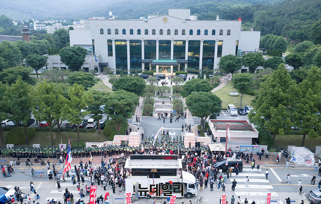 ▲ 서울 송파구 투표지 부족 사태로 인한 파장이 이어지는 가운데 지난 4일 경기 과천시 중앙선거관리위원회 앞에서 시민들이 항의 시위를 벌이는 모습. ⓒ서성진 기자