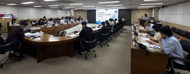 ▲ 수원시가 ‘인공지능(AI) 기반 맞춤형 모바일 전자고지 고도화 용역 착수보고회’를 열고 있다. ⓒ수원시 제공