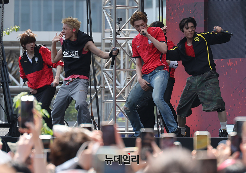 ▲ 그룹 코르티스가 2026 북중미 월드컵 A조 1차전 한국과 체코의 경기가 열린 12일 오전 서울 광화문광장에서 열린 응원전에서 축하공연을 하고 있다. ⓒ정상윤 기자