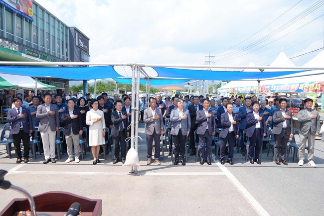▲ '2026 춘천 소양강 토마토 축제'가 12일 신북농협 로컬푸드직매장 야외행사장에서 개막했다. 신북농협이 주최·주관한 이번 축제는 14일까지 사흘간 진행되며, 소양강 토마토 할인 판촉 행사와 토마토 높이쌓기, 정량 담기 등 시민 참여형 체험 프로그램이 마련됐다. ⓒ춘천시