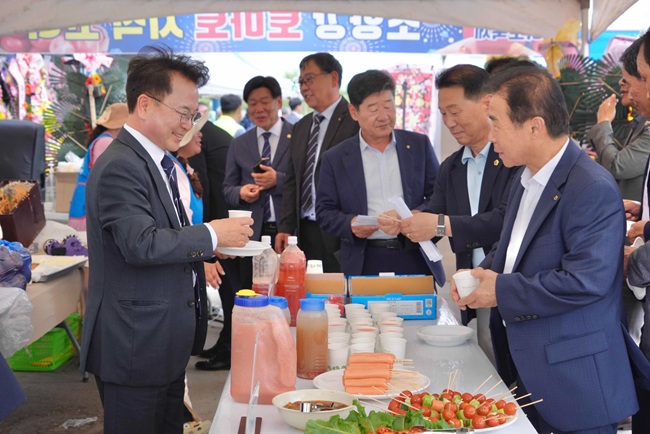 ▲ 이날 개막식에는 육동한 춘천시장을 비롯해 농협 관계자와 지역 농업인, 주민 등이 참석해 축제의 시작을 함께 축하했다. 육 시장은 기념사진 촬영과 행사장 순회 등을 통해 토마토 재배 농가를 격려하고 참가자들과 소통하는 시간을 가졌다. ⓒ춘천시