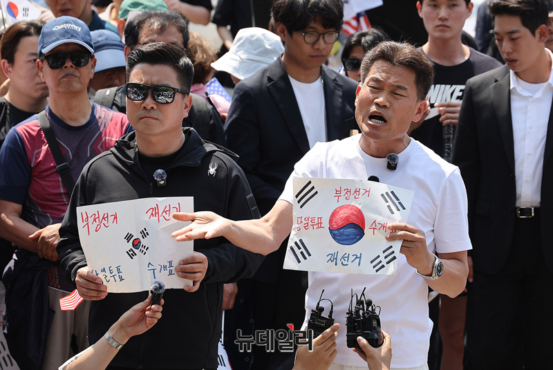 ▲ 전한길 원웨이뉴스 대표가 12일 오후 서울 송파구 올림픽공원 개표소에서 선관위가 폐기했다고 밝힌 6.3 지방선거 잠실7동 제2투표소 투표용지 보관상자 전격 공개 기자회견에서 발언하고 있다. ⓒ정상윤 기자