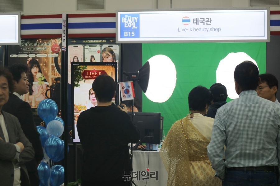 ▲ 현장에서는 사회관계망서비스(SNS)를 겨냥한 태국 인플루언서의 실시간 판매 방송이 진행돼 온라인 공간까지 열기가 고스란히 전달됐다.ⓒ뉴데일리