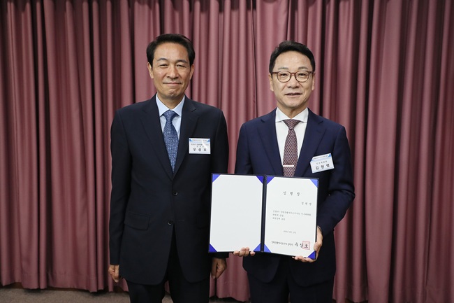 ▲ 우상호 당선인은 김헌영 위원장에게 임명장을 수여했다. ⓒ우상호 당선인 인수위원회