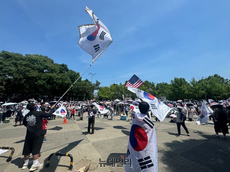 ▲ 13일 서울 송파구 잠실 올림픽공원 개표소 시위 현장. ⓒ임찬웅 기자