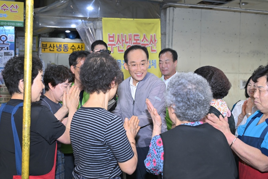 ▲ 추경호 대구시장 당선인이 13일 시장 당선 후 첫 공식 현장 방문 일정으로 대구의 대표 전통시장인 칠성시장을 방문해 바닥 민심을 훑으며 민생 행보에 돌입했다.ⓒ추경호 대구시장직 인수위
