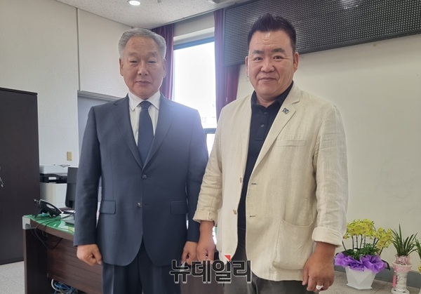 ▲ 왼쪽 이용우 군수 당선인과 본지기자.ⓒ김경태기자