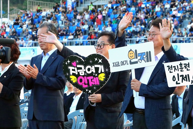 ▲ 최상기 인제군수가 지난 12일 동해종합경기장에서 열린 제61회 강원특별자치도민체육대회 현장을 찾아 인제군 선수단을 응원하고 격려했다. ⓒ인제군