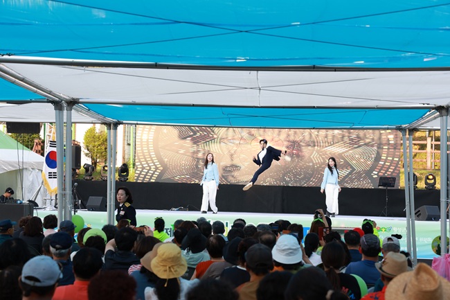 ▲ 횡성 호수길 축제 위원회가 지난 12일 오후 호수길5구간 특설무대에서 개막식을 개최했다. 이날 김명기 횡성군수의 축사를 비롯해 나태주 가수의 축하공연 등이 진행됐다. 축제는 14일 걷기행사를 비롯해 오후 폐막한다. ⓒ횡성군