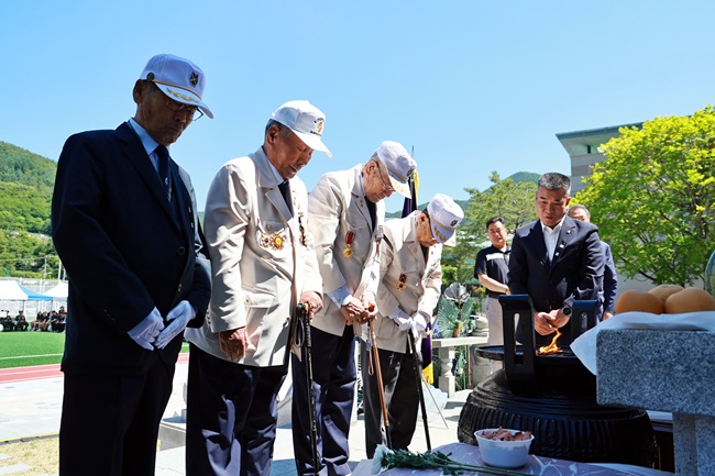 ▲ 태백중학교 학도병 화백회(회장 이용연)는 지난 12일 태백중학교 내 충혼탑에서 '제73회 태백중학교 전몰학도병 추모제'를 거행했다. ⓒ태백시