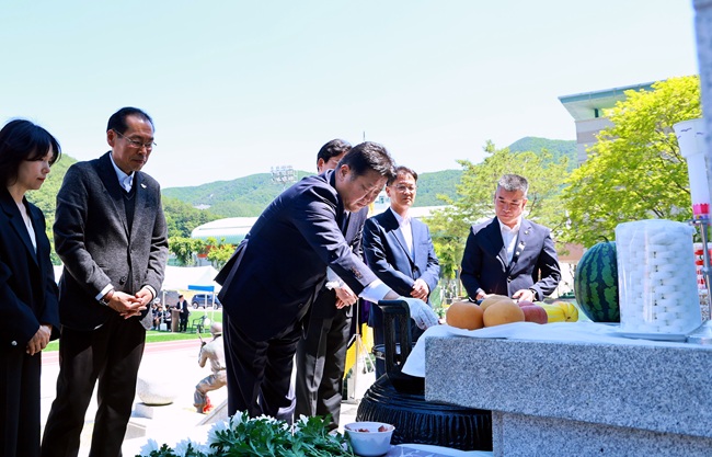 ▲ 이날 추모제에는 이상호 태백시장을 비롯해 학도병 화백회장 및 회원, 강원동부보훈지청장, 제3사단 부사단장 및 간부, 관내 보훈단체 및 참전유공자, 주요 기관·단체장, 시민 등이 참석해 전몰학도병들의 숭고한 희생정신을 기렸다. ⓒ태백시