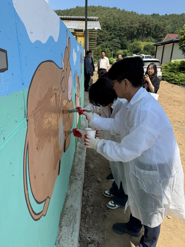▲ 이날 행사에는 농협 강원본부, 평창군지부, 평창영월정선축산농협, 평창관내 유관기관 임직원 등이 참석해 벽화그리기 및 농장 주변 환경정화 활동을 실시하며 깨끗한 축산환경개선 실천 결의를 다졌다. ⓒ농협 강원본부