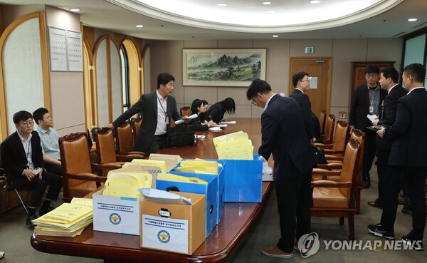 ▲ 지난 11일 경기도 과천시 중앙선거관리위원회에서 경찰과 검경 합동수사본부 관계자들이 6·3 지방선거 투표지 부족 사태 관련 압수수색을 위해 대기하는 모습. ⓒ연합뉴스