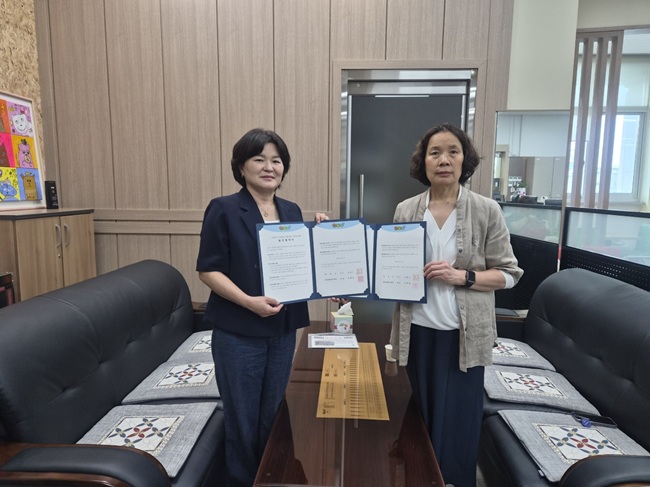 ▲ 횡성군이 지난 12일 횡성통합재가센터와 '2026년 긴급돌봄 지원사업' 추진을 위한 업무 협약을 체결했다. 이용자의 소득 수준에 따라 본인부담금은 차등 적용되며 가정 방문을 통한 기본돌봄 서비스(재가돌봄, 가사 및 이동 지원)와 특화서비스(방문목욕)를 제공한다. ⓒ횡성군