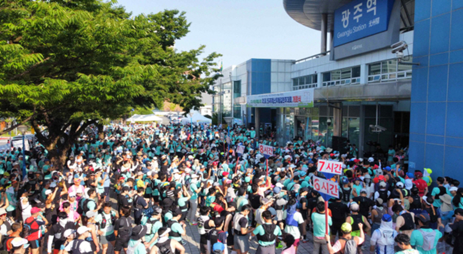 ▲ ‘제5회 전국무등산무돌길완주대회’ 참가자들이 지난 13일 오전 광주역 앞에서 신호에 맞춰 힘차게 출발하고 있다.ⓒ무등산무돌길협의회 제공