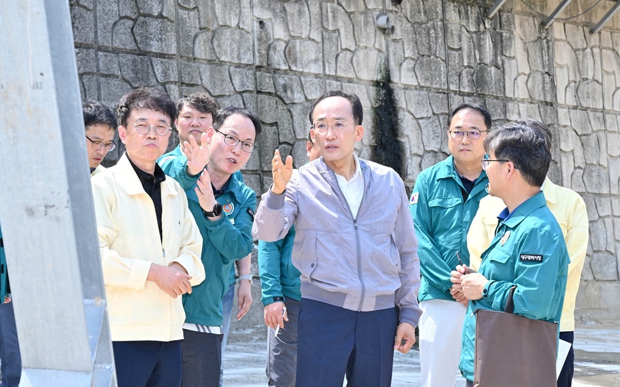 ▲ 14일 오전 추경호 당선인은 지난해 집중호우 당시 침수 피해가 발생했던 북구 노곡빗물펌프장을 찾아 현장 가동 상태를 면밀히 살핀 후  실제 비상 상황이 발생했을 때 시스템이 즉각 작동할 수 있는 유기적인 관리 체계를 다잡았다.ⓒ추경호 대구시장직 인수위