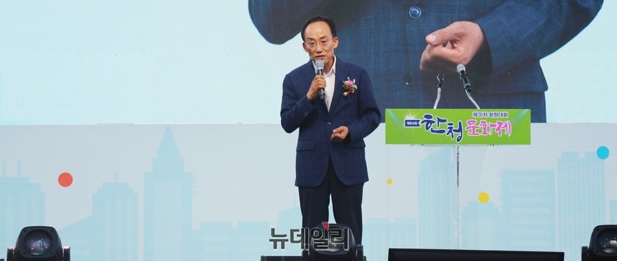 ▲ 추 당선인은 14일 한청문화제에 참석해 한청이 지역 청년 지도자를 길러내는 중요한 역할을 해왔다고 평가했다. 특히 청년들뿐 아니라 청소년들을 위한 문화행사와 봉사활동을 꾸준히 이어오고 있다는 점을 높이 평가하며 관계자들에게 감사의 뜻을 전했다.ⓒ뉴데일리