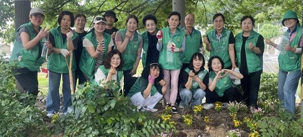 ▲ 14일에는 석교동 새마을지도자협의회와 새마을부녀회 회원 30여 명이 대전천변과 하마석 쉼터 일원에 여름꽃을 식재하며 마을 환경 개선에 나섰다.
ⓒ중구