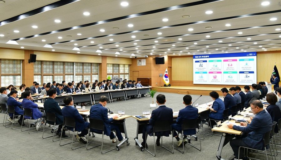 ▲ 지난 12일 조현일 시장 주재로 열린 확대간부회의에서는 혁신성장과 청년, 통합돌봄 등 8대 분야 84개 공약사업의 로드맵이 검토됐다.ⓒ경산시