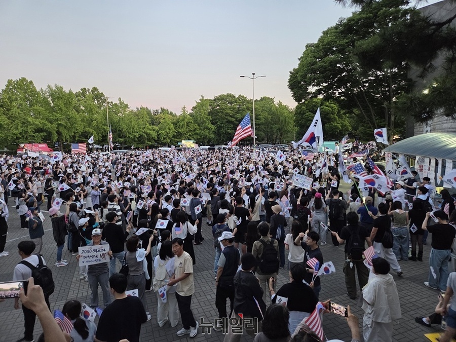 ▲ 12일 오후 서울 송파구 올림픽공원 핸드볼경기장 앞에서 시위 참석자들이 재투표를 요구하는 시위를 이어가고 있다. ⓒ 노유지 기자
