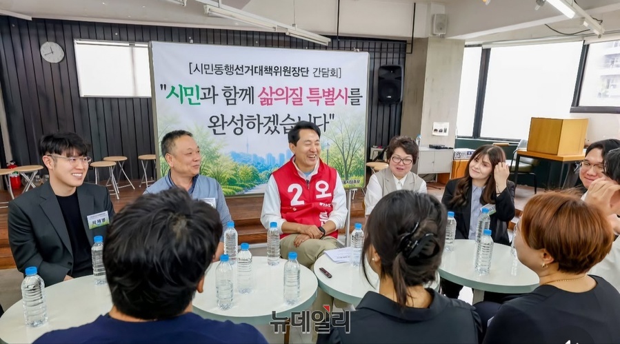 ▲ 지난 4월 당시 오세훈 국민의힘 서울시장 후보가 시민동행 선거대책위원장단과 이야기를 나누고 있다. ⓒ오세훈 캠프