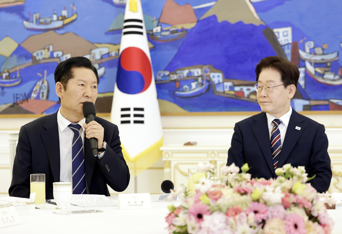 ▲ 이재명 대통령이 지난 4월 7일 청와대에서 열린 여야정 민생경제협의체 회담 및 오찬에서 정청래 더불어민주당 대표의 발언을 듣는 모습. ⓒ뉴시스