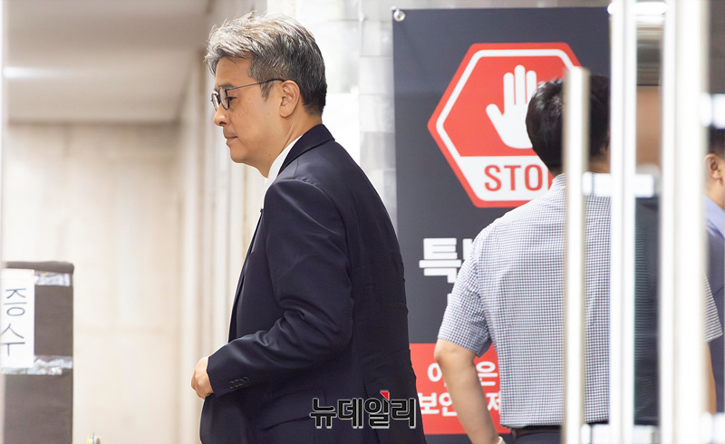 이창수 전 서울중앙지검장이 15일 오전 도이치모터스 주가조작 수사무마 의혹 관련 조사를 위해 경기 과천시에 마련된 2차 종합특검에 출석하고 있다. ⓒ경기 과천=서성진 기자