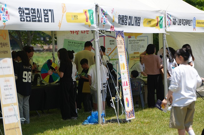 ▲ 이날 축제는 '제3회 평창군 자랑스러운 청소년 상' 시상식을 시작으로 총 9개팀이 참여하는 청소년 재능경연대회가 펼쳐져 노래, 춤, 악기 연주 등 다양한 분야에서 숨겨진 재능과 끼를 발산하며 행사장을 찾은 청소년과 가족들에게 큰 호응을 얻었다. ⓒ평창군
