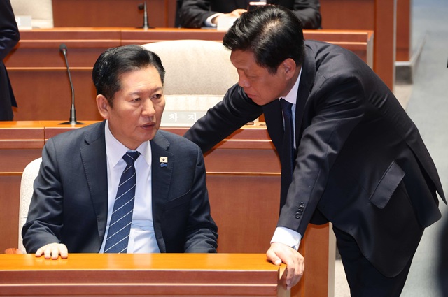 ▲ 정청래 더불어민주당 대표가 지난 3월 12일 국회에서 열린 의원총회에서 조승래(오른쪽) 사무총장과 대화하는 모습. ⓒ뉴시스