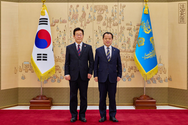 ▲ 이재명 대통령이 지난 1월 2일 청와대 본관 접견실에서 위철환 중앙선거관리위원에게 임명장을 수여한 뒤 기념 촬영을 하는 모습. ⓒ뉴시스