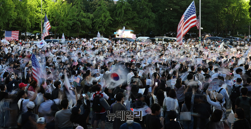 ▲ 6.3 지방선거 송파구 개표소 집회가 8일째 이어진 지난 12일 밤 서울 송파구 올림픽공원 개표장 현장에 주말을 앞두고 현장을 찾은 시민들이 '부정선거 재선거 당일 투표 수개표' 구호를 외치고는 모습. ⓒ뉴데일리DB