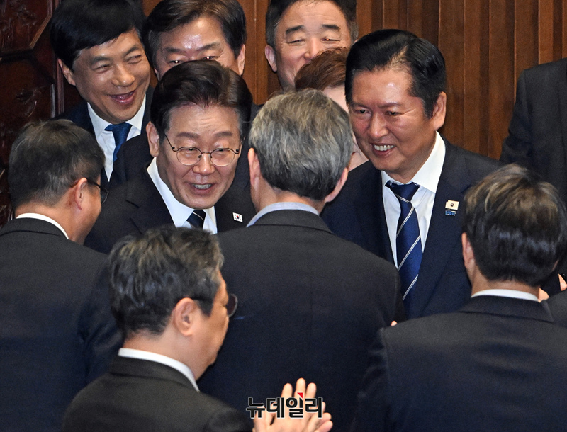 ▲ 이재명 대통령이 지난 4월 2일 국회 본회의장에서 중동 사태 대응을 위한 추가경정예산안 관련 시정연설을 하기 위해 들어서며 의원들과 인사를 나누는 모습. ⓒ이종현 기자