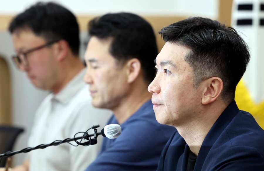 ▲ 제9회 전국동시지방선거 투표용지 부족 사태에 항의하며 개표소 봉쇄 시위를 이어가고 있는 15일 서울 송파구 올림픽파크텔에서 열린 핸드볼경기장 사무공간 출입 제한 사태 관련 대한민국 체육인 기자회견에서 유승민 대한체육회장이 참석하고 있다. ⓒ뉴시스