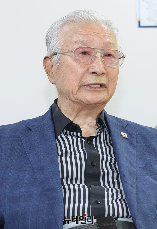 ▲ 이동복 자유대한원로회의 상임대표가 15일 뉴데일리와의 인터뷰에서 기자의 질문에 답하고 있다. ⓒ서성진 기자