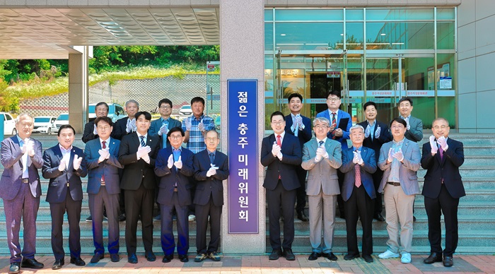 ▲ 이동석 충주시장직 인수위 '젊은충주미래위원회'가 15일 충주여성문화회관에서 현판을 제막하며 공식 출범을 알리고 있다.ⓒ충주시청 제공