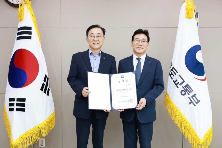 ▲ 김윤덕 국토교통부 장관(왼쪽)이 송석언 제주국제자유도시개발센터 이사장에게 15일 임명장을 수여하고 기념사진을 찍고 있다. ⓒ국토교통부