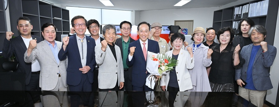 ▲ 강정선 대구 예총회장을 비롯한 임원단과 각 협회 회장들이 추경호 대구시장 당선인과 함께 파이팅을 하고 있다.ⓒ추경호 대구시장 당선인 인수위