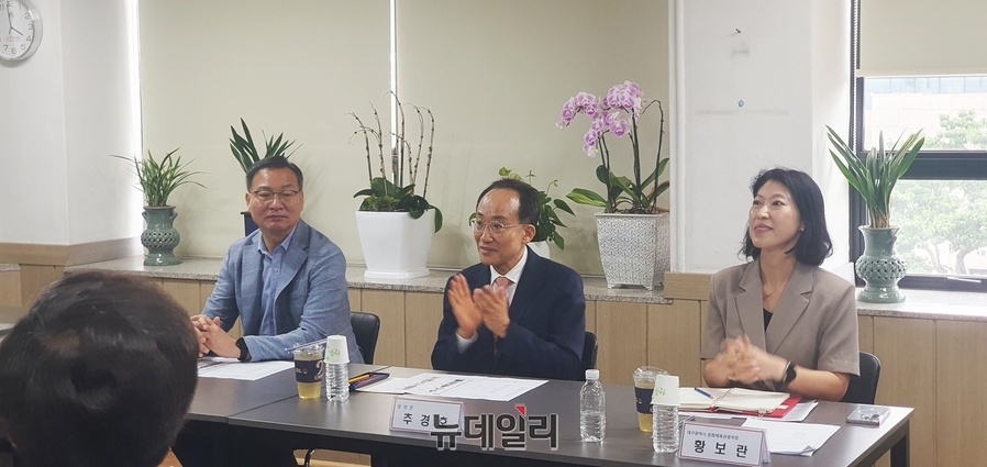 ▲ 추 당선인은  대구예총을 찾은 자리에서 “문화예술 경쟁력이 도시 경쟁력으로 이어질 수 있도록 실행 가능한 사업부터 추진하겠다”고 답하며, 지역 최대 숙원사업인 ‘국립뮤지컬콤플렉스’와 ‘국립근대미술관’ 조성을 성공시키기 위해 문화예술계가 힘을 모아달라고 당부했다.ⓒ뉴데일리