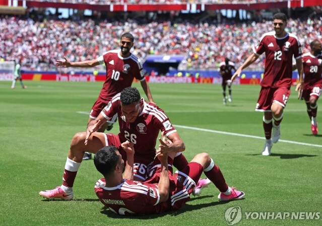 ▲ 골이 터진 뒤 기뻐하는 카타르 선수들. ⓒ연합뉴스