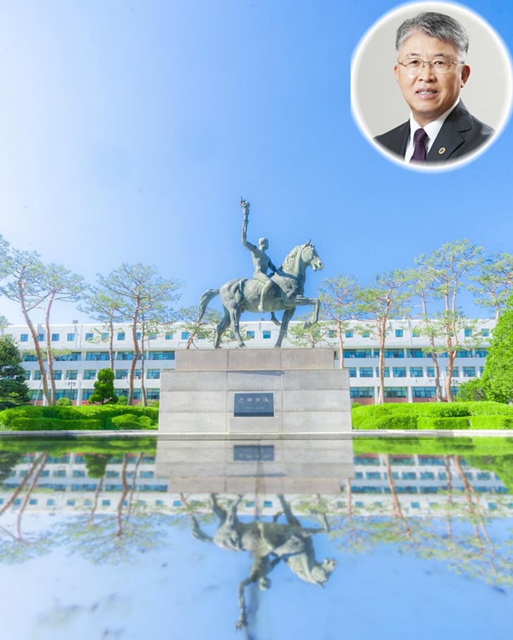 ▲ 아주대학교 상징물 선구자상. 우측 상단은 최기주 총장.ⓒ아주대